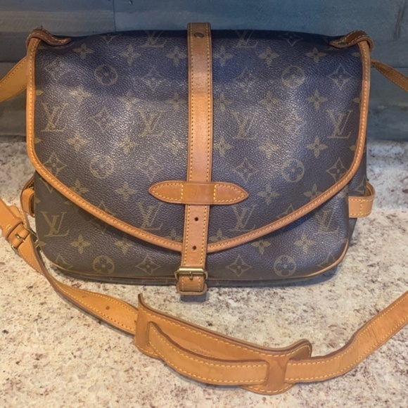 Louis Vuitton Handbags - 🎉HP🎉 Louis Vuitton Saumur 30 - Price Firm